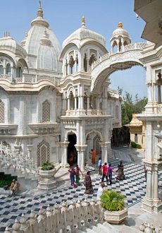low_quality-xEX8Daycrk Tourists visiting Sri Krishna Balaram Mandir, a Gaudiya Vaishnava temple in the holy city of Vrindavan, Uttar Pradesh, India. (Photo by: Arterra/Universal Images Group via Getty Images)